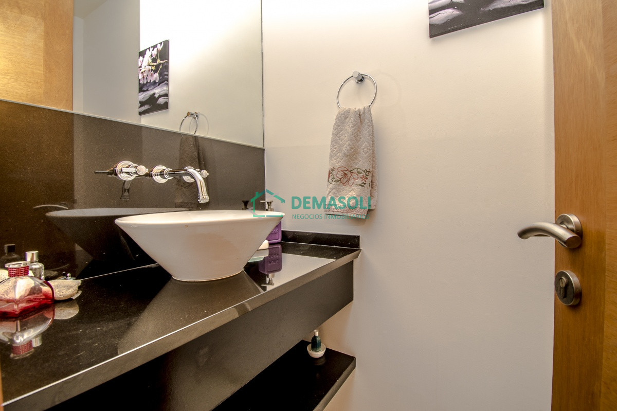 Apartamento ID.669 - Venta de apartamento de tres dormitorios más dependencia en playa Mansa, Punta del Este