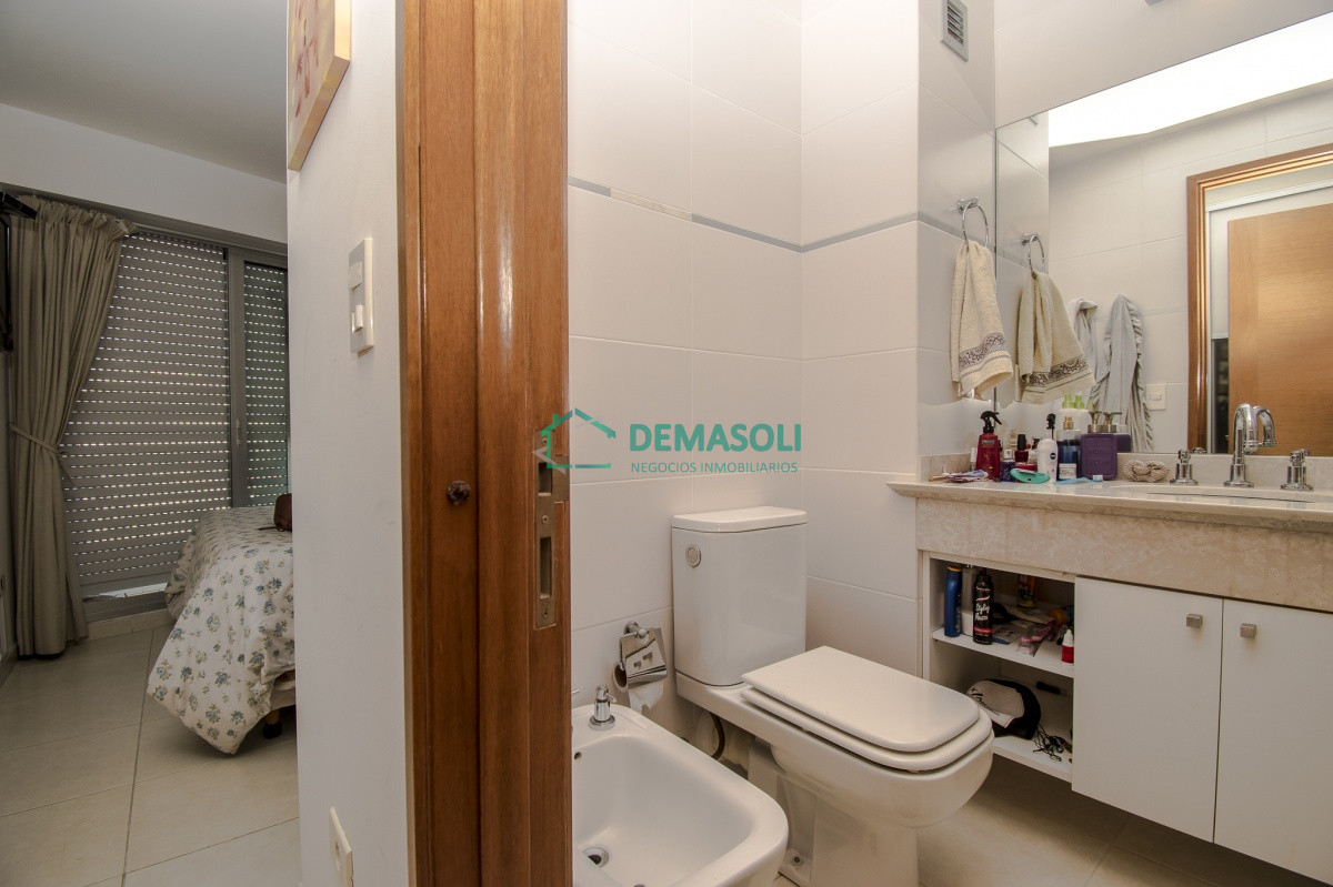 Apartamento ID.669 - Venta de apartamento de tres dormitorios más dependencia en playa Mansa, Punta del Este