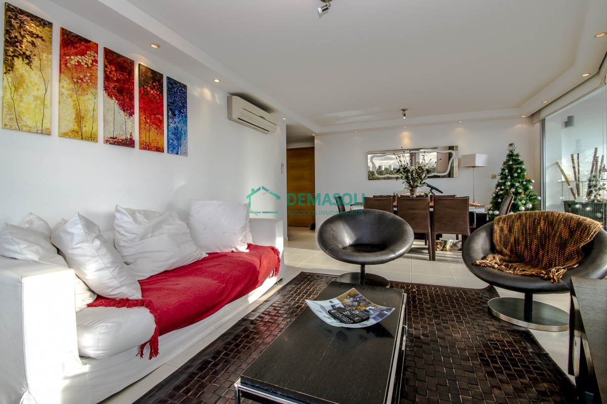 Apartamento ID.669 - Venta de apartamento de tres dormitorios más dependencia en playa Mansa, Punta del Este