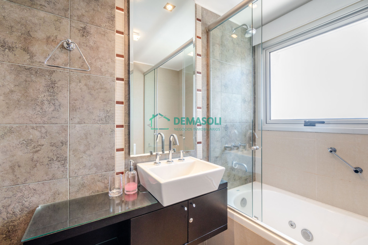 Apartamento ID.701 - Venta de Excelente Apartamento de 3 Dormitorios con Vista al Mar, Playa Mansa, Punta del Este