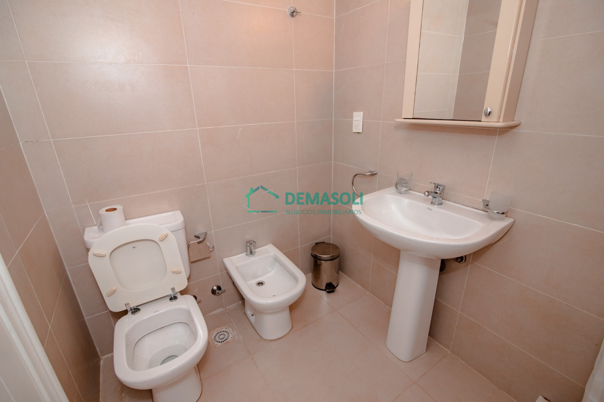 Apartamento ID.654 - Venta de apartamento de planta baja con salida al jardín de tres dormitorios en Playa Montoya