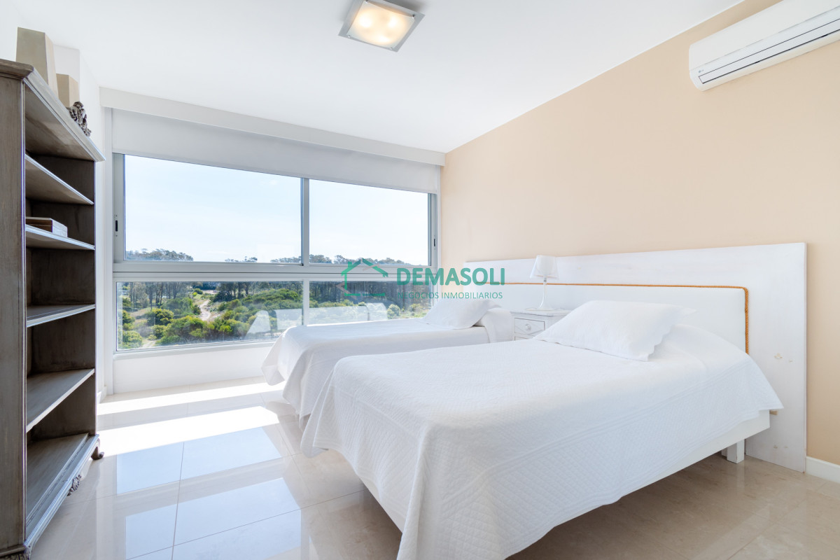 Apartamento ID.312 - Moderno Apartamento sobre playa Brava en torre Le Parc, cuenta con dos dormitorios más dependencia de servicio. Punta del Este