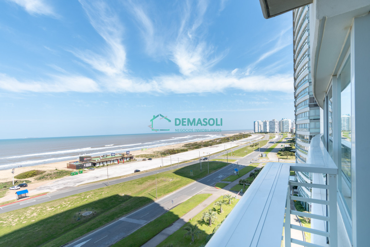 Apartamento ID.312 - Moderno Apartamento sobre playa Brava en torre Le Parc, cuenta con dos dormitorios más dependencia de servicio. Punta del Este