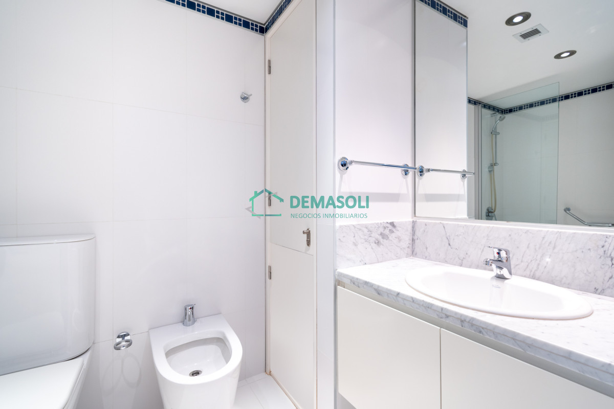 Apartamento ID.312 - Moderno Apartamento sobre playa Brava en torre Le Parc, cuenta con dos dormitorios más dependencia de servicio. Punta del Este