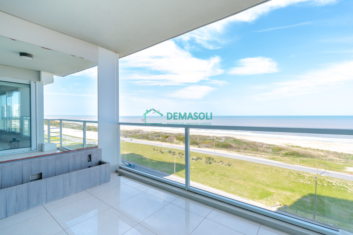 Apartamento ID.312 - Moderno Apartamento sobre playa Brava en torre Le Parc, cuenta con dos dormitorios más dependencia de servicio. Punta del Este