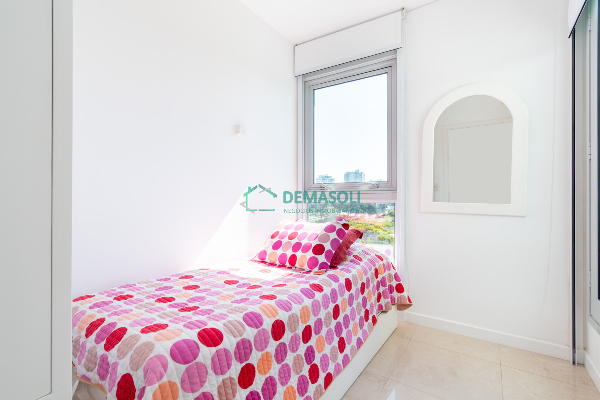 Apartamento ID.312 - Moderno Apartamento sobre playa Brava en torre Le Parc, cuenta con dos dormitorios más dependencia de servicio. Punta del Este
