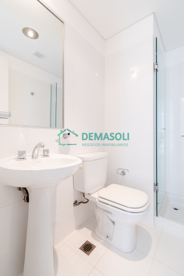 Apartamento ID.312 - Moderno Apartamento sobre playa Brava en torre Le Parc, cuenta con dos dormitorios más dependencia de servicio. Punta del Este