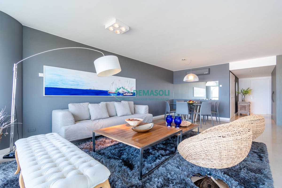 Apartamento ID.312 - Moderno Apartamento sobre playa Brava en torre Le Parc, cuenta con dos dormitorios más dependencia de servicio. Punta del Este