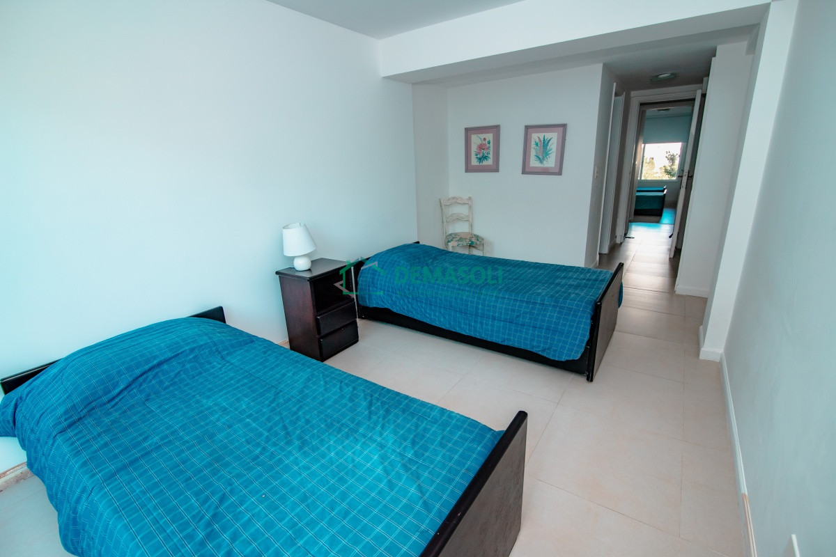 Apartamento ID.654 - Venta de apartamento de planta baja con salida al jardín de tres dormitorios en Playa Montoya
