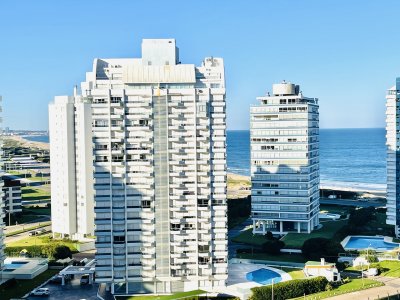 Moderno Apartamento de 1 Dormitorio con Vista, Playa Brava - Oportunidad en Venta