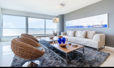 Moderno Apartamento sobre playa Brava en torre Le Parc, cuenta con dos dormitorios más dependencia de servicio. Punta del Este