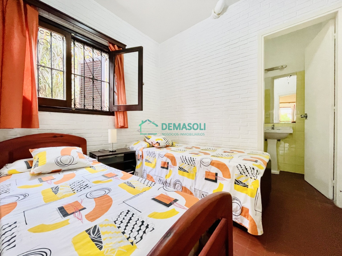 Casa ID.809 - Se vende Casa de 4 Dormitorios, Parrillero y Piscina a pocos metros del Mar - Playa Mansa