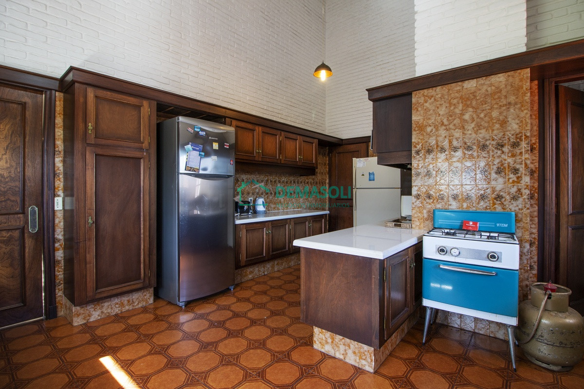 Casa ID.576 - Venta de casa de 4 dormitorios más dependencia y hermosa piscina con gran parque en Playa Mansa, Punta del Este