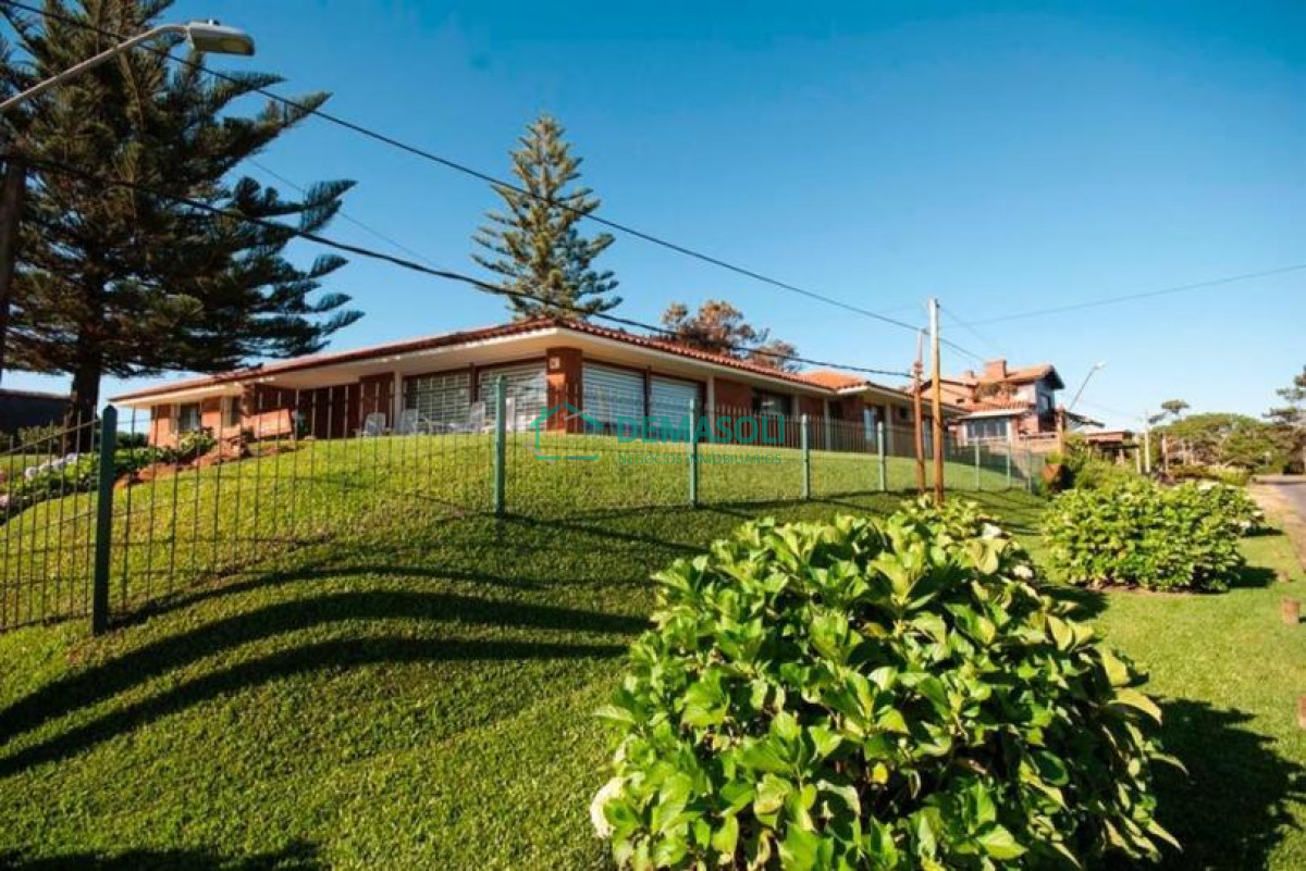 Casa ID.327 - Excelente Casa de 4 Dormitorios y Piscina a una Cuadra del Mar 