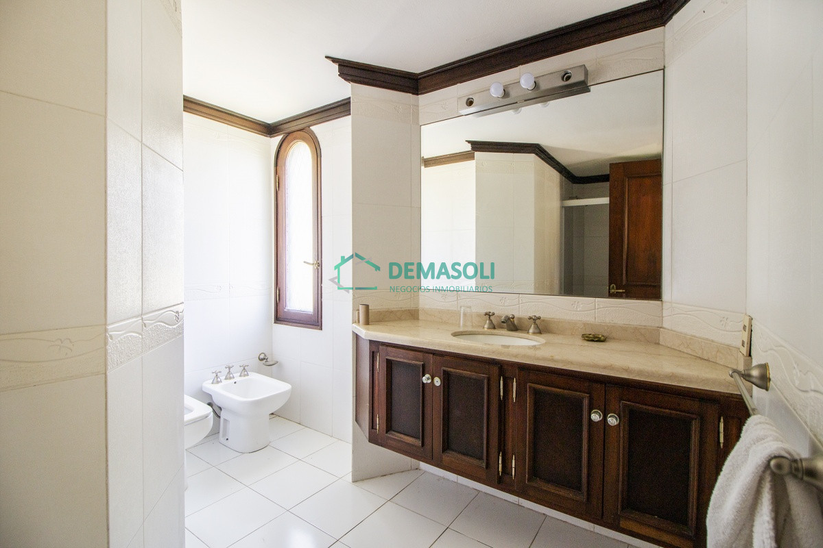 Casa ID.576 - Venta de casa de 4 dormitorios más dependencia y hermosa piscina con gran parque en Playa Mansa, Punta del Este