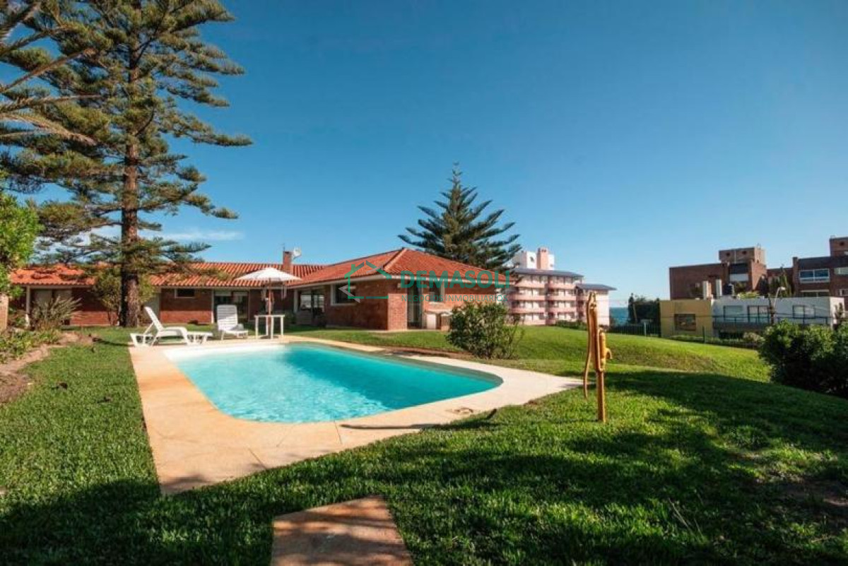 Casa ID.327 - Excelente Casa de 4 Dormitorios y Piscina a una Cuadra del Mar 