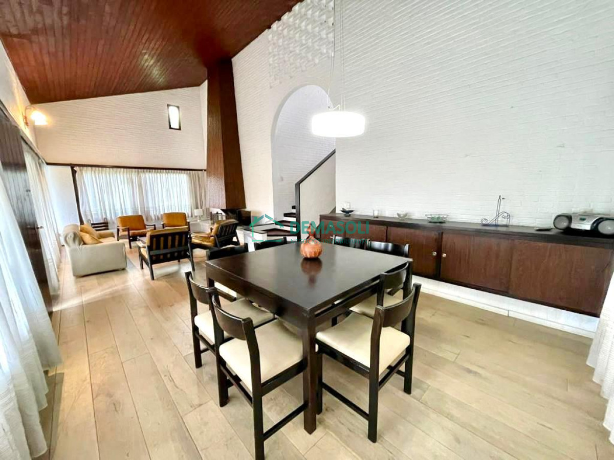 Casa ID.809 - Se vende Casa de 4 Dormitorios, Parrillero y Piscina a pocos metros del Mar - Playa Mansa