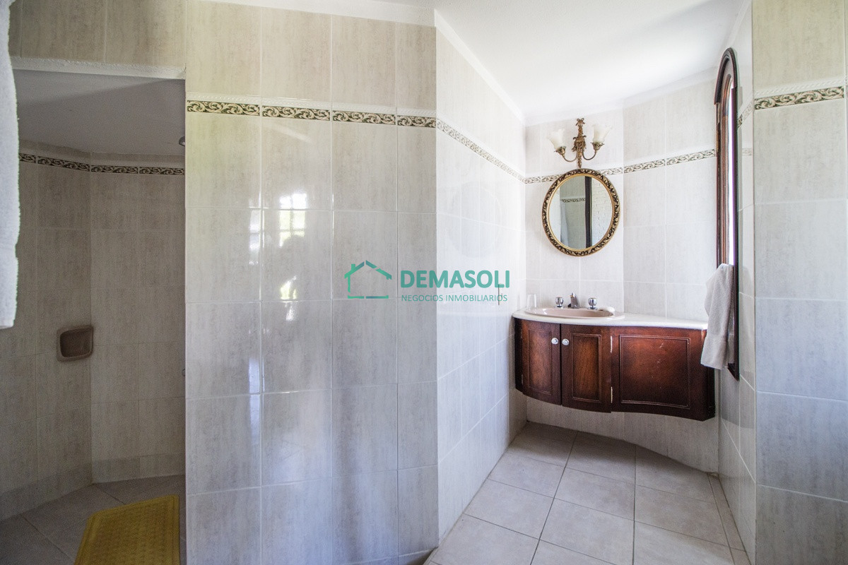 Casa ID.576 - Venta de casa de 4 dormitorios más dependencia y hermosa piscina con gran parque en Playa Mansa, Punta del Este