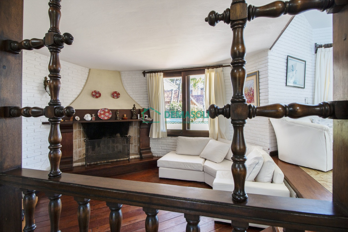 Casa ID.576 - Venta de casa de 4 dormitorios más dependencia y hermosa piscina con gran parque en Playa Mansa, Punta del Este