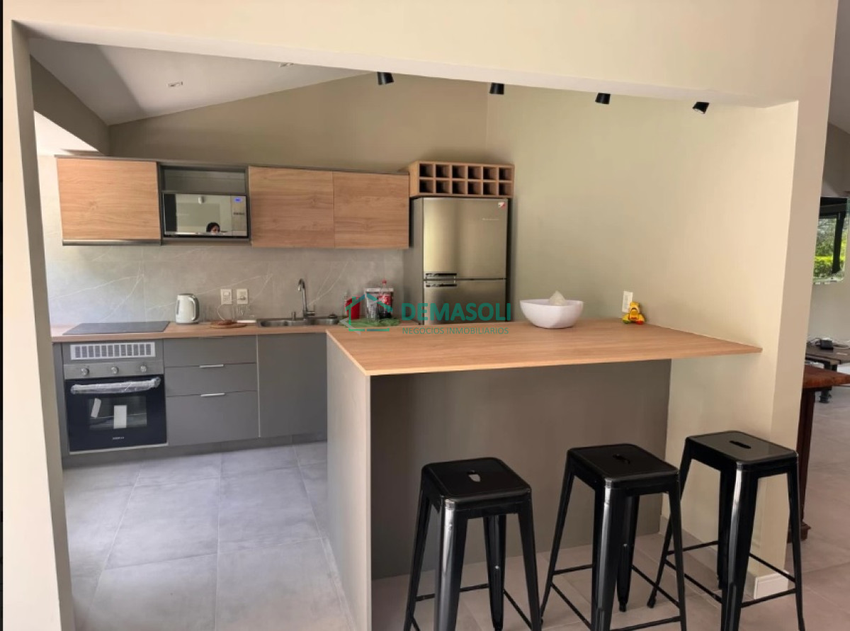 Casa ID.840 - Casa de 4 Dormitorios con Piscina en San Rafael, Venta