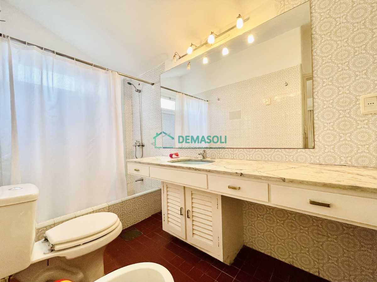 Casa ID.809 - Se vende Casa de 4 Dormitorios, Parrillero y Piscina a pocos metros del Mar - Playa Mansa