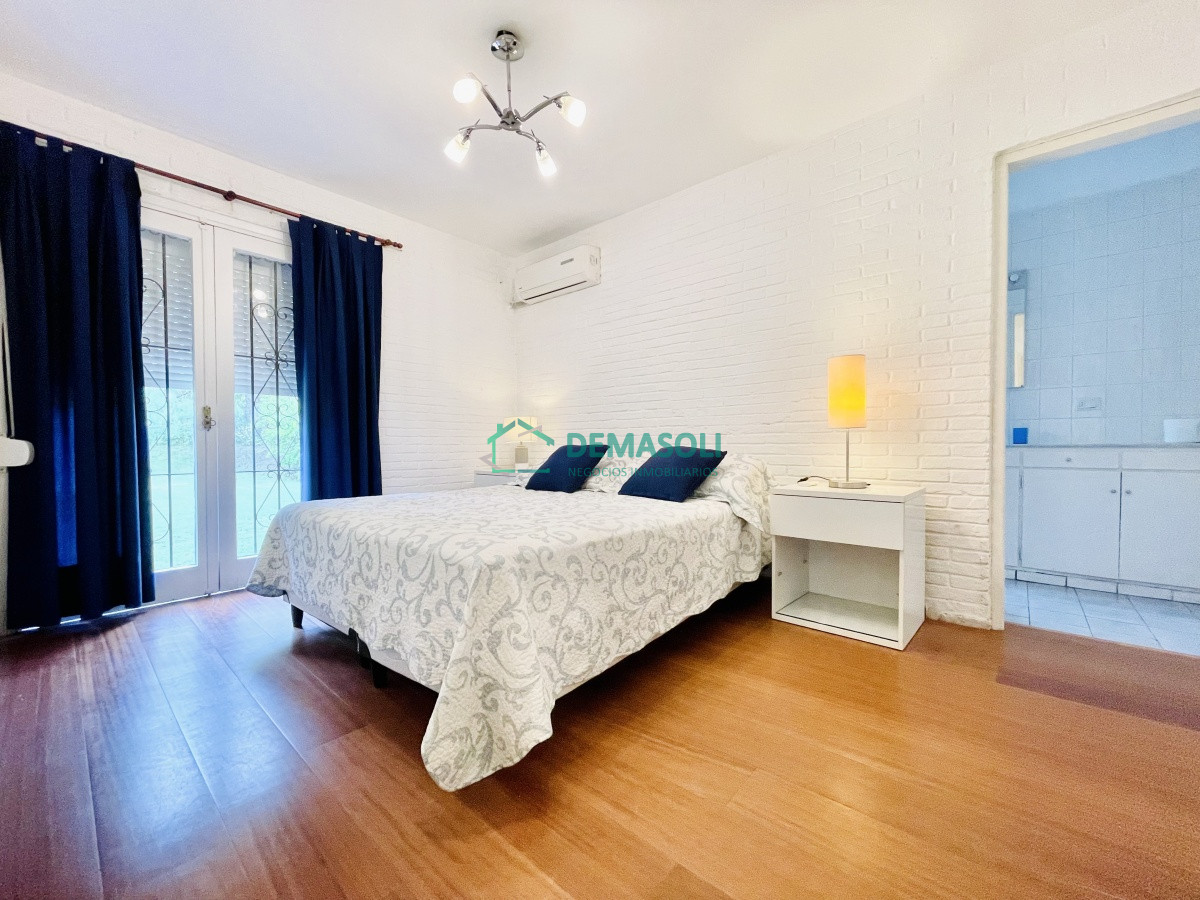 Casa ID.809 - Se vende Casa de 4 Dormitorios, Parrillero y Piscina a pocos metros del Mar - Playa Mansa