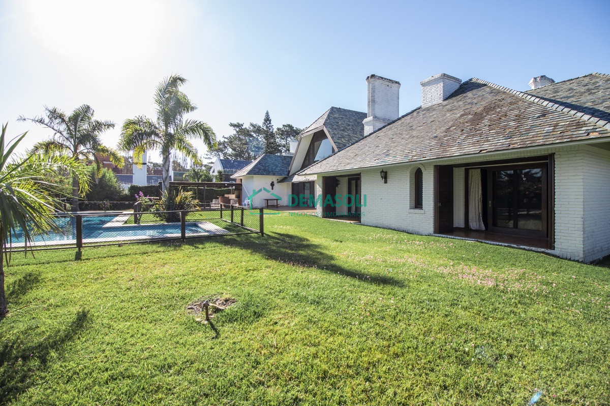 Casa ID.576 - Venta de casa de 4 dormitorios más dependencia y hermosa piscina con gran parque en Playa Mansa, Punta del Este