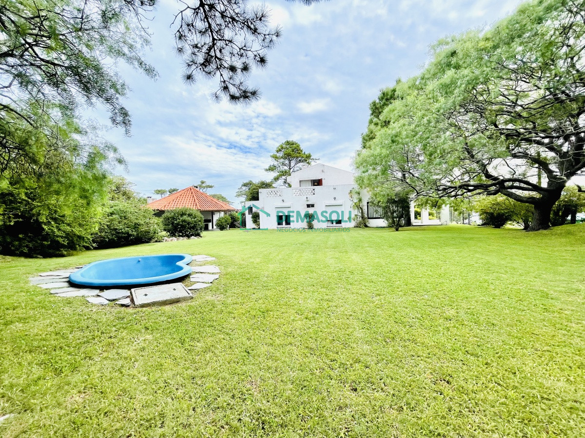 Casa ID.809 - Se vende Casa de 4 Dormitorios, Parrillero y Piscina a pocos metros del Mar - Playa Mansa