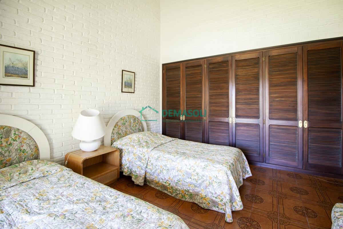 Casa ID.576 - Venta de casa de 4 dormitorios más dependencia y hermosa piscina con gran parque en Playa Mansa, Punta del Este