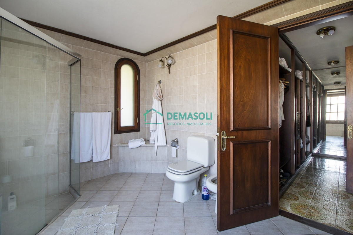 Casa ID.576 - Venta de casa de 4 dormitorios más dependencia y hermosa piscina con gran parque en Playa Mansa, Punta del Este