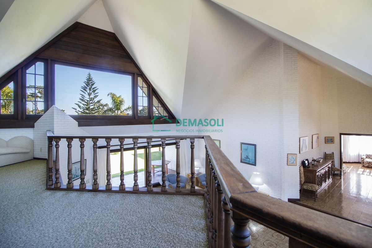 Casa ID.576 - Venta de casa de 4 dormitorios más dependencia y hermosa piscina con gran parque en Playa Mansa, Punta del Este