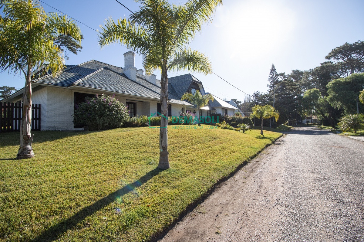 Casa ID.576 - Venta de casa de 4 dormitorios más dependencia y hermosa piscina con gran parque en Playa Mansa, Punta del Este