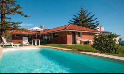 Excelente Casa de 4 Dormitorios y Piscina a una Cuadra del Mar