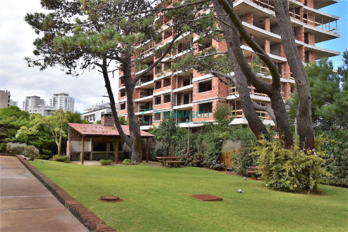 Apartamento ID.486 - Apartamento de 2 Dormitorios en Aidy Grill a Pocos Metros de Playa Brava - Venta