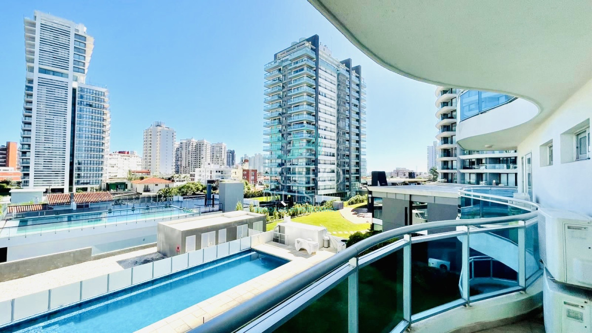 Apartamento ID.1035 - Apartamento de 1 Dormitorio en Torre con Servicios, Cerca del Mar - Alquiler Anual, Punta del Este