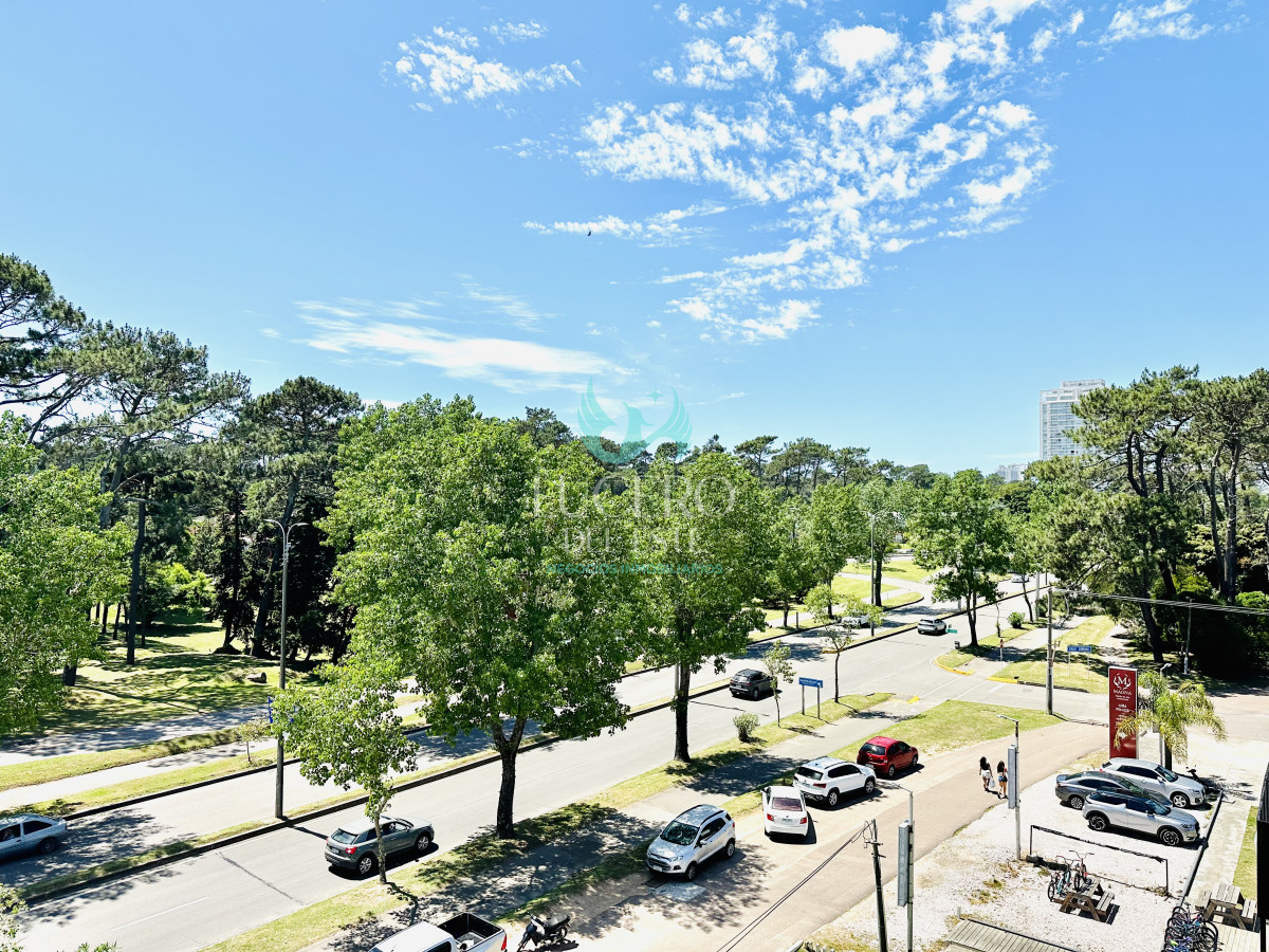 Apartamento ID.1232 - Apartamento en alquiler de 2 dormitorios con 2 baños sobre Roosevelt, Punta del Este