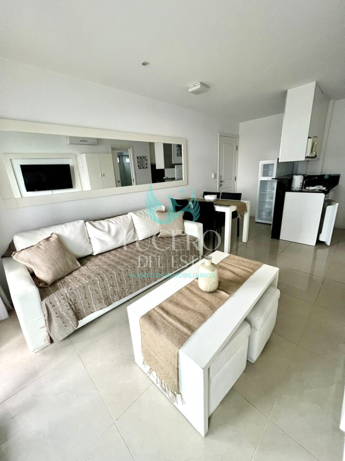 Apartamento ID.1035 - Apartamento de 1 Dormitorio en Torre con Servicios, Cerca del Mar - Alquiler Anual, Punta del Este