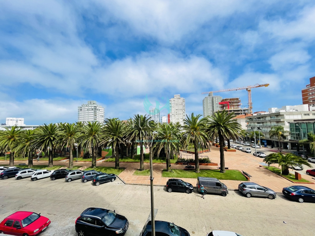Apartamento ID.677 - Alquiler Anual Apartamento de 1 Dormitorio y Medio en la Península, Punta del Este
