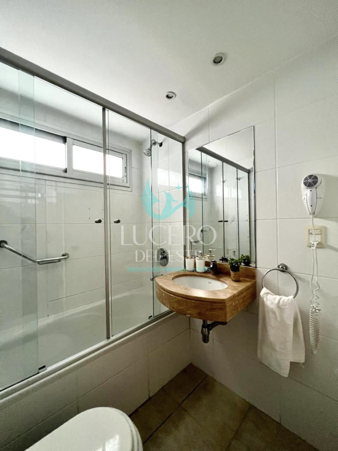 Apartamento ID.1035 - Apartamento de 1 Dormitorio en Torre con Servicios, Cerca del Mar - Alquiler Anual, Punta del Este