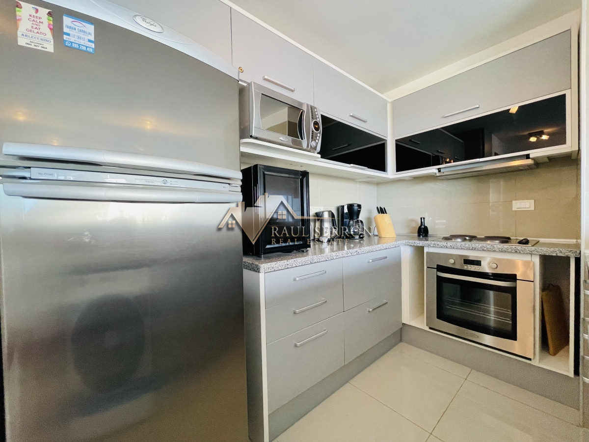 Apartamento ID.1985 - Apartamento de 2 Dormitorios y Parrillero Frente a Playa Brava, Punta del Este