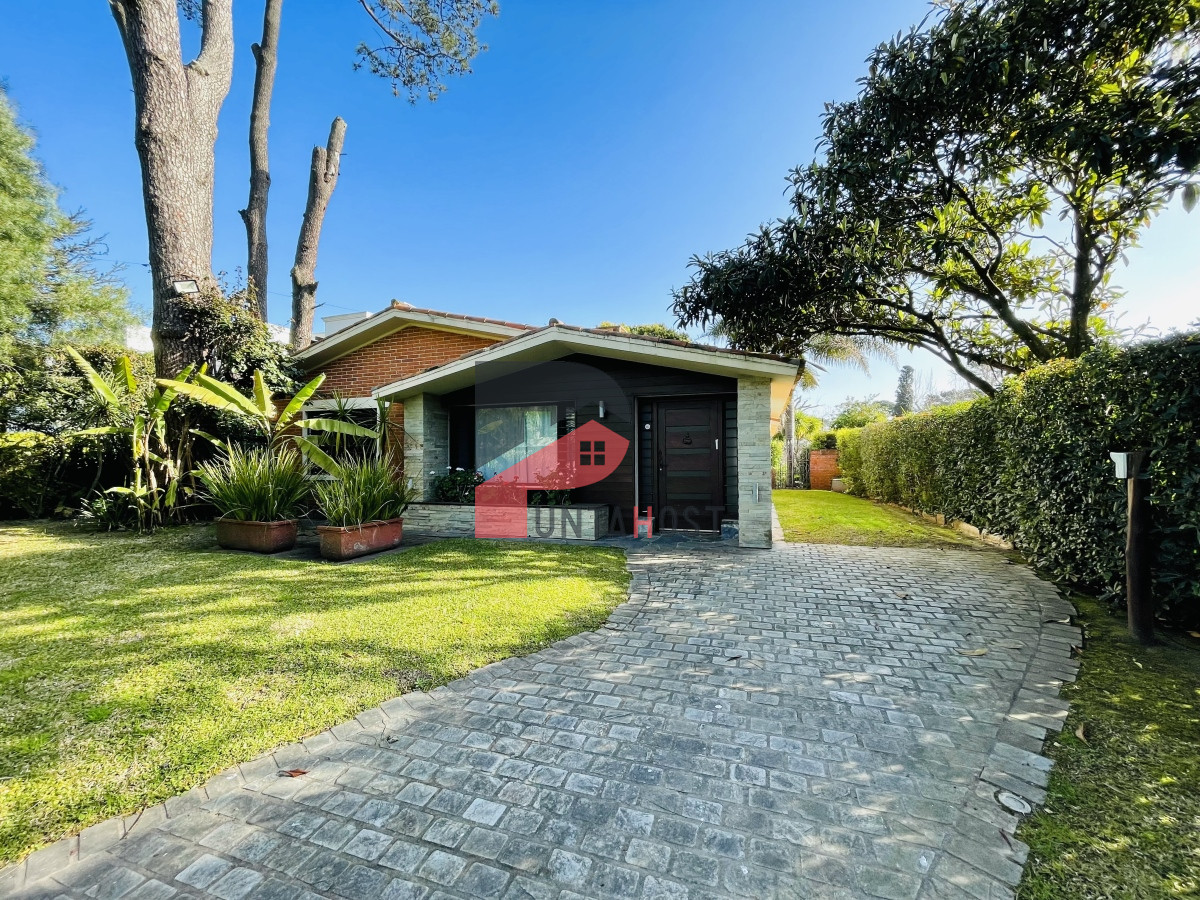 Casa ID.481 - Casa de 3 Dormitorios, Piscina Climatizada y Parrillero en Playa Mansa, Punta del Este