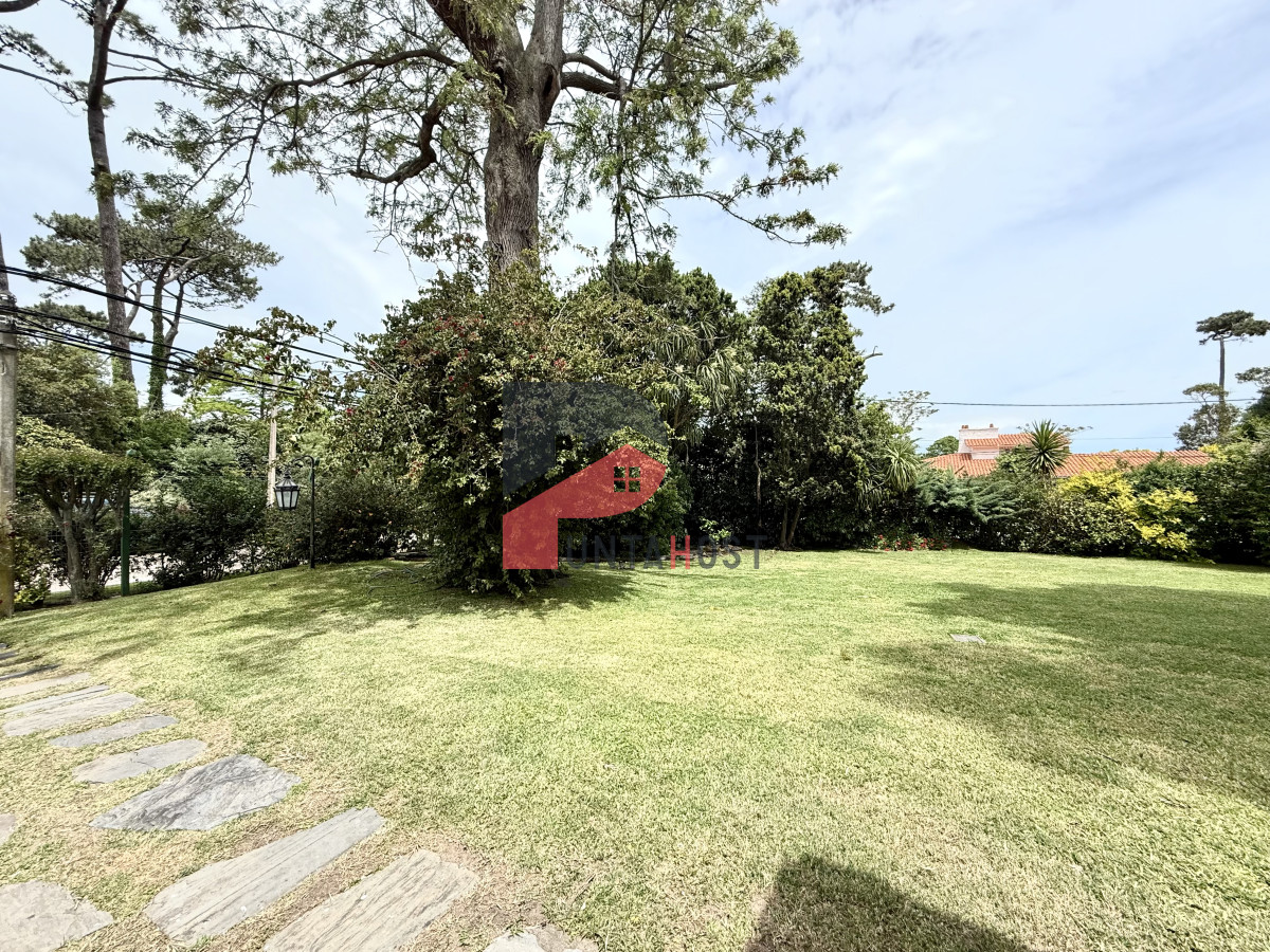 Casa ID.482 - Alquiler temporal de casa de 3 dormitorios con gran parque en playa mansa, Punta del Este