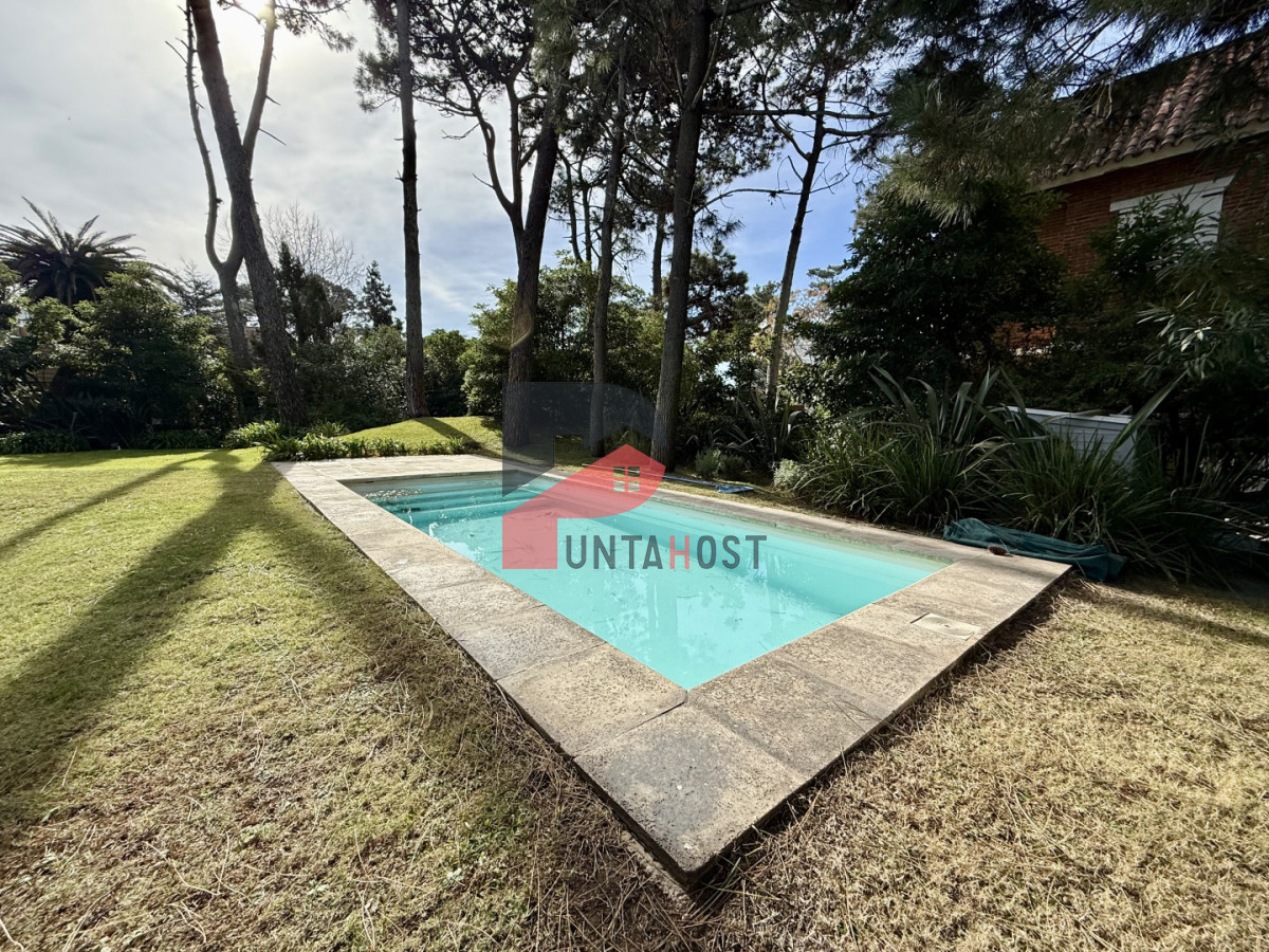 Casa ID.484 - Casa de 3 Dormitorios más Dependencia y Piscina, en Aidy Grill Punta del Este, Ubicada a pasos del Mar