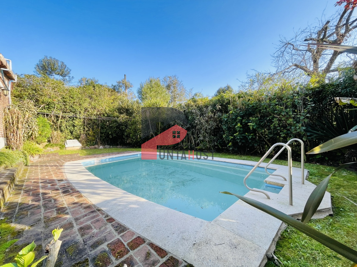 Casa ID.481 - Casa de 3 Dormitorios, Piscina Climatizada y Parrillero en Playa Mansa, Punta del Este