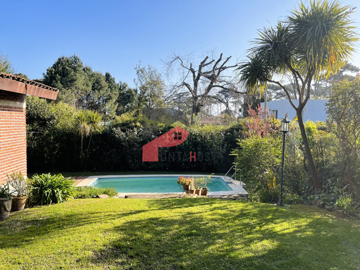 Casa ID.481 - Casa de 3 Dormitorios, Piscina Climatizada y Parrillero en Playa Mansa, Punta del Este