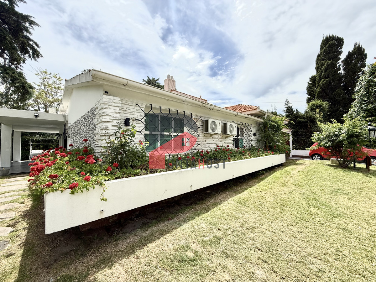 Casa ID.482 - Alquiler temporal de casa de 3 dormitorios con gran parque en playa mansa, Punta del Este