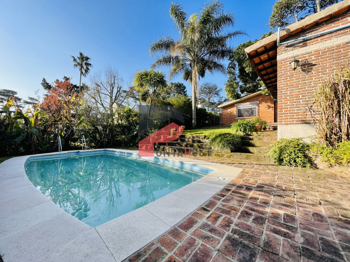 Casa ID.481 - Casa de 3 Dormitorios, Piscina Climatizada y Parrillero en Playa Mansa, Punta del Este