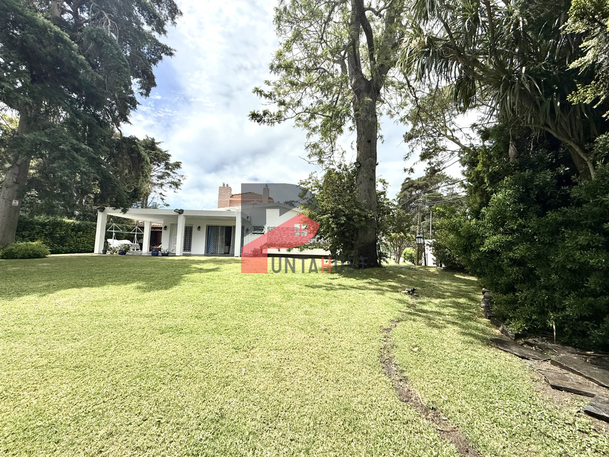 Casa ID.482 - Alquiler temporal de casa de 3 dormitorios con gran parque en playa mansa, Punta del Este