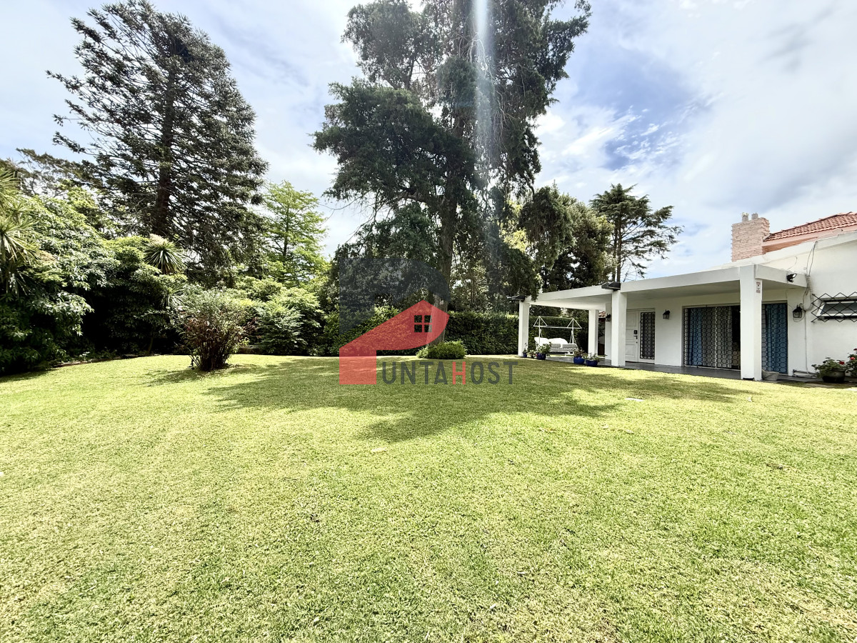 Casa ID.482 - Alquiler temporal de casa de 3 dormitorios con gran parque en playa mansa, Punta del Este