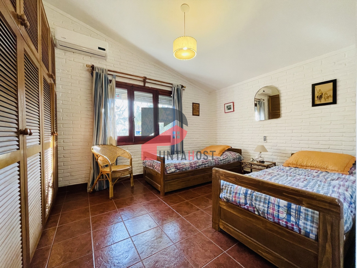 Casa ID.481 - Casa de 3 Dormitorios, Piscina Climatizada y Parrillero en Playa Mansa, Punta del Este